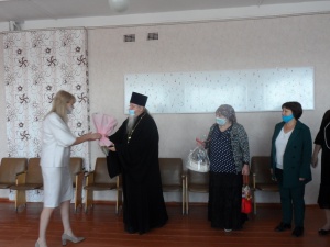 Настоятель храма преподобного Алексия, человека Божия, поздравил с Днем учителя педагогов местных школ