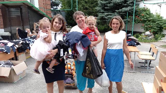Многодетные семьи и мамы с детьми, проживающие в сельской глубинке Ростовской области, получили благотворительную помощь