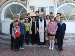 Храм с. Кулешовка посетили участники Клуба пожилого человека и воспитанники Социального приюта для несовершеннолетних 