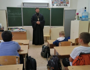 Клирик храма Святой Троицы г. Азова посетил Азовскую специальную школу №7