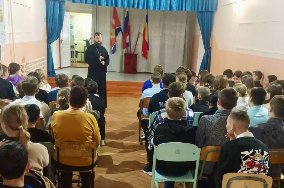 Настоятель Никольского храма с. Николаевка провел встречу со школьниками