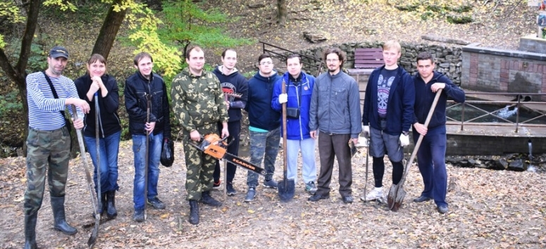 Студенты Донской духовной семинарии и православные активисты  приняли участие в осеннем празднике древонасаждения в Ботаническом саду ЮФУ