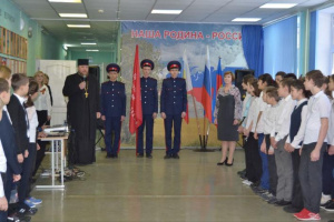 Настоятель прихода Рождества Пресвятой Богородицы принял участие в торжественной линейке в Крюковской школе