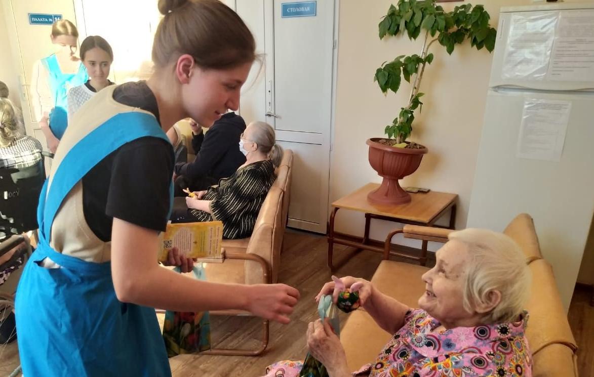 Сестры Елисаветинского сестричества милосердия поздравили своих подопечных больнице №3 г.Таганрога