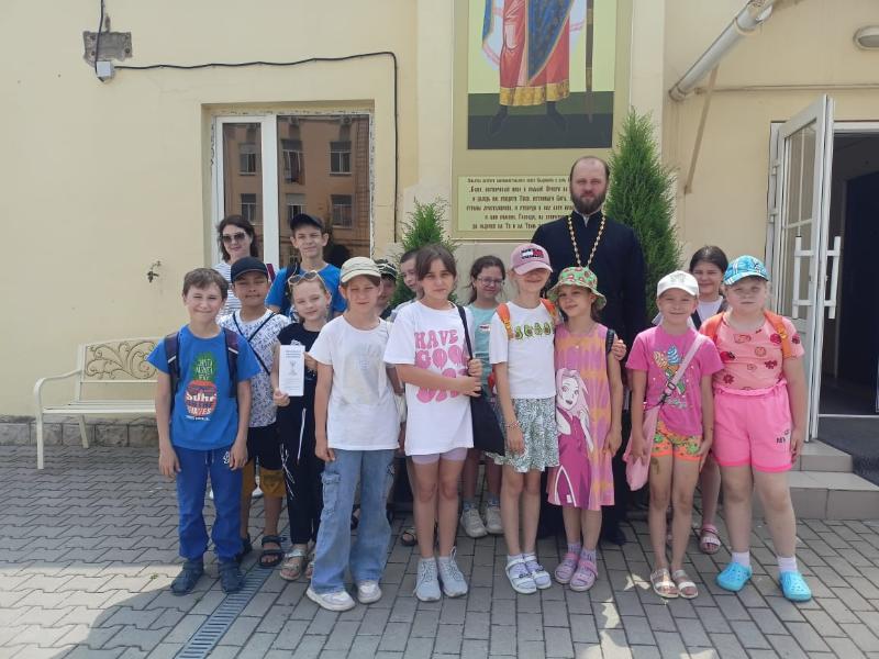 Участники пришкольного лагеря на базе общеобразовательной школы №83 посетили с экскурсией Князь-Владимирский храм