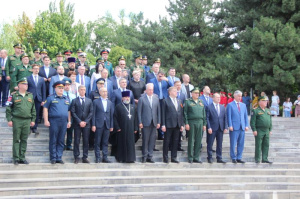Благочинный Александровского округа принял участие в церемонии возложения цветов к мемориальному комплексу «Павшим воинам»