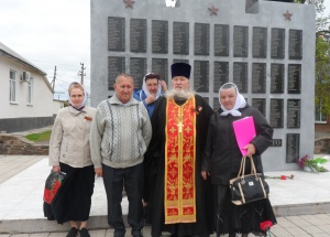 Настоятель храма преподобного Алексия, человека Божия, поздравил сельчан с Днем Победы