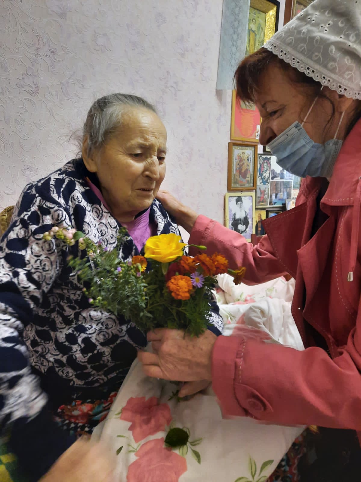 Волонтеры Преображенского прихода посетили пожилых жителей х. Ленина