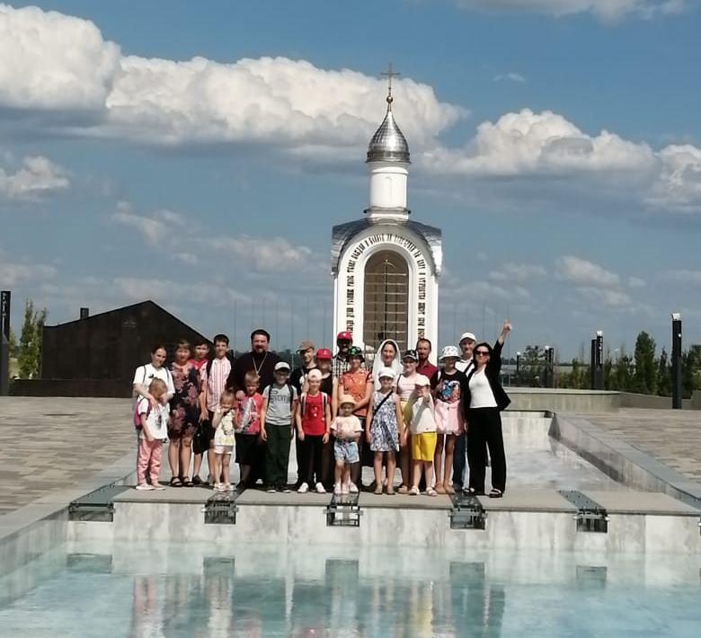  Воспитанники воскресной школы храма Покрова Пресвятой Богородицы г. Батайска во время летней площадки посетили мемориал Самбекские высоты