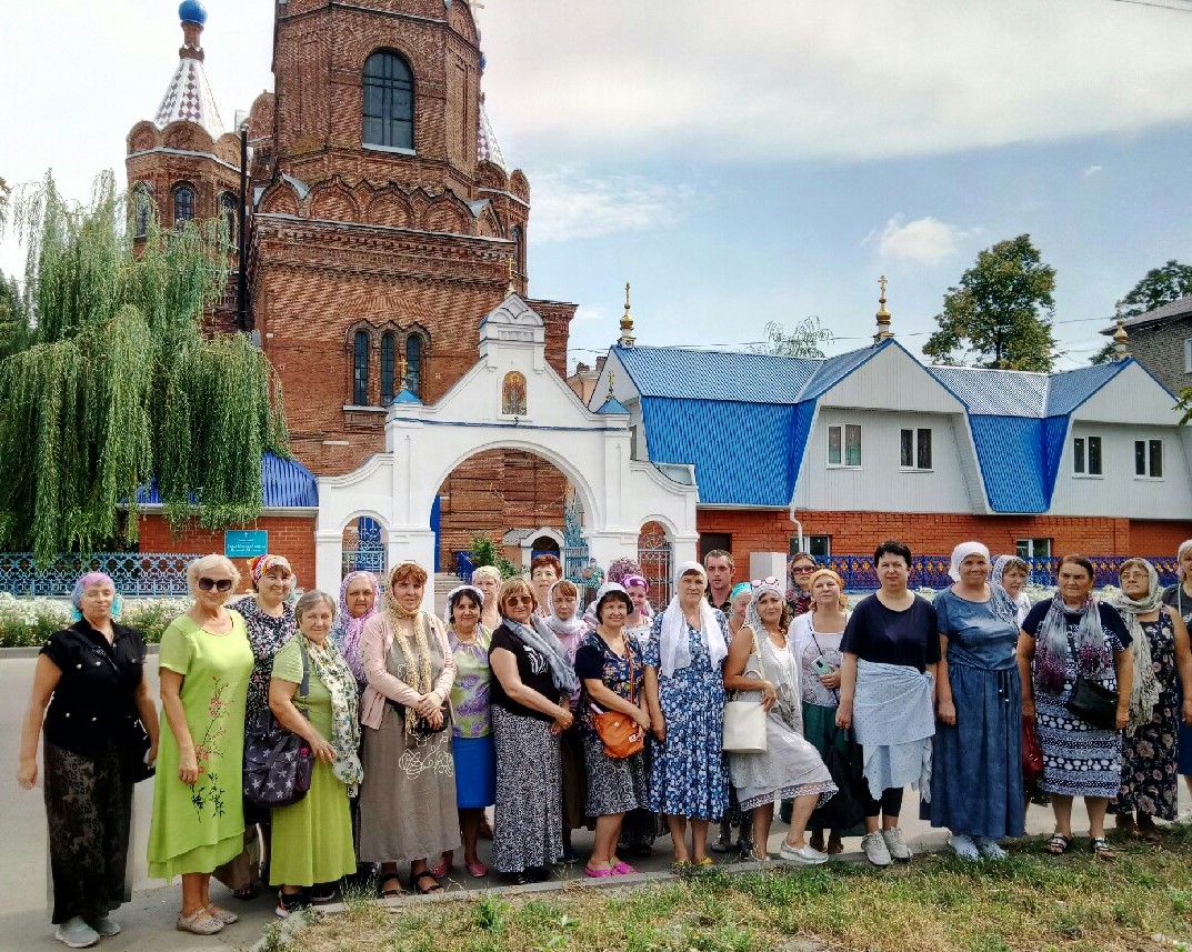 Паломничество воронеж. Задонский монастырь паломники. Задонск Воронеж паломническая поездка. Паломники Ростов. Воронежская епархия паломнический отдел.