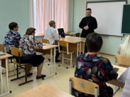 В Епархиальной Свято-Георгиевской православной школе проходят регулярные катехизические беседы с детьми и педагогами