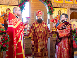 Во вторник Светлой седмицы епископ Таганрогский Артемий совершил Божественную литургию в Пантелеимоновском храме города Батайска