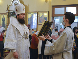 В Рождественский сочельник епископ Таганрогский Артемий совершил Божественную литургию в Сергиевском храме г. Таганрога