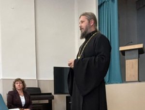 Настоятель Одигитриевского храма принял участие в круглом столе "Профилактика суицидального поведения" в МБОУ СОШ №2 г. Аксая