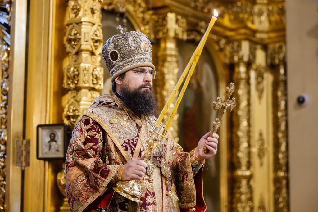 В день памяти святителя Тихона, Патриарха Московского и всея России, и отцов Поместного Собора 1917-1918 годов епископ Таганрогский Артемий совершил Божественную литургию в Ростовском кафедральном соборе