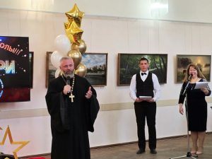 Благочинный Таганрогского округа посетил торжественное мероприятие, посвященное дню рождения таганрогской школы №1