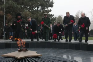 Викарий Ростовской епархии принял участие в церемонии возложения венков к мемориальному комплексу «Павшим воинам»