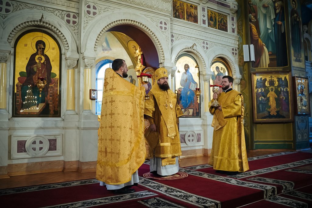 В Неделю 28-ю по Пятидесятнице епископ Таганрогский Артемий совершил Божественную литургию в храме Преполовения Пятидесятницы при Донской духовной семинарии города Ростова-на-Дону