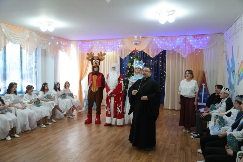 Настоятель Сергиевского храма поздравил воспитанников Социального приюта для детей и подростков г. Таганрога с наступающим Новым годом и Рождеством Христовым