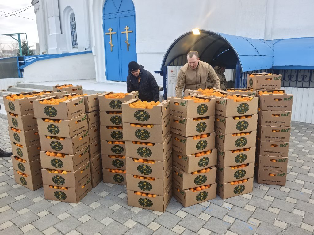 В Гуманитарный центр Ростовской-на-Дону епархии была доставлена гуманитарная помощь — 7 тонн мандаринов из Абхазии