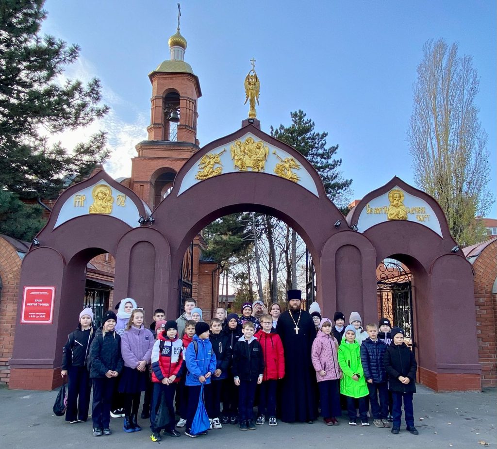 Школьники г. Азова посетили храмы в рамках сотрудничества с Управлением образования администрации города