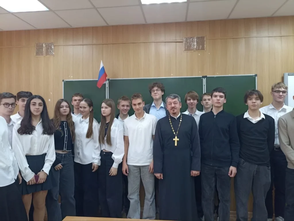 Пилотный проект «Разговоры о важном» для старшеклассников школ города Ростова-на-Дону проводят священники Ростовской-на-Дону епархии
