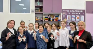 Сотрудники мастерской «Дар Божий» прихода святого Георгия Победоносца провели рождественский мастер-класс для школьников