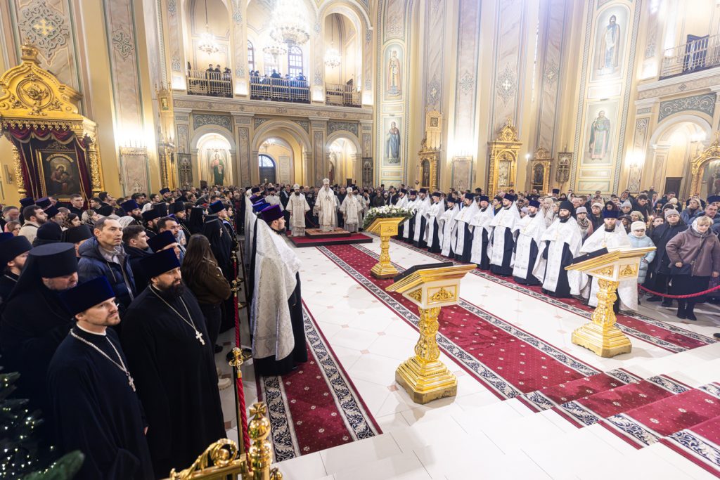 В праздник Рождества Христова Глава Донской митрополии совершил великую вечерню в Ростовском кафедральном соборе Рождества Пресвятой Богородицы