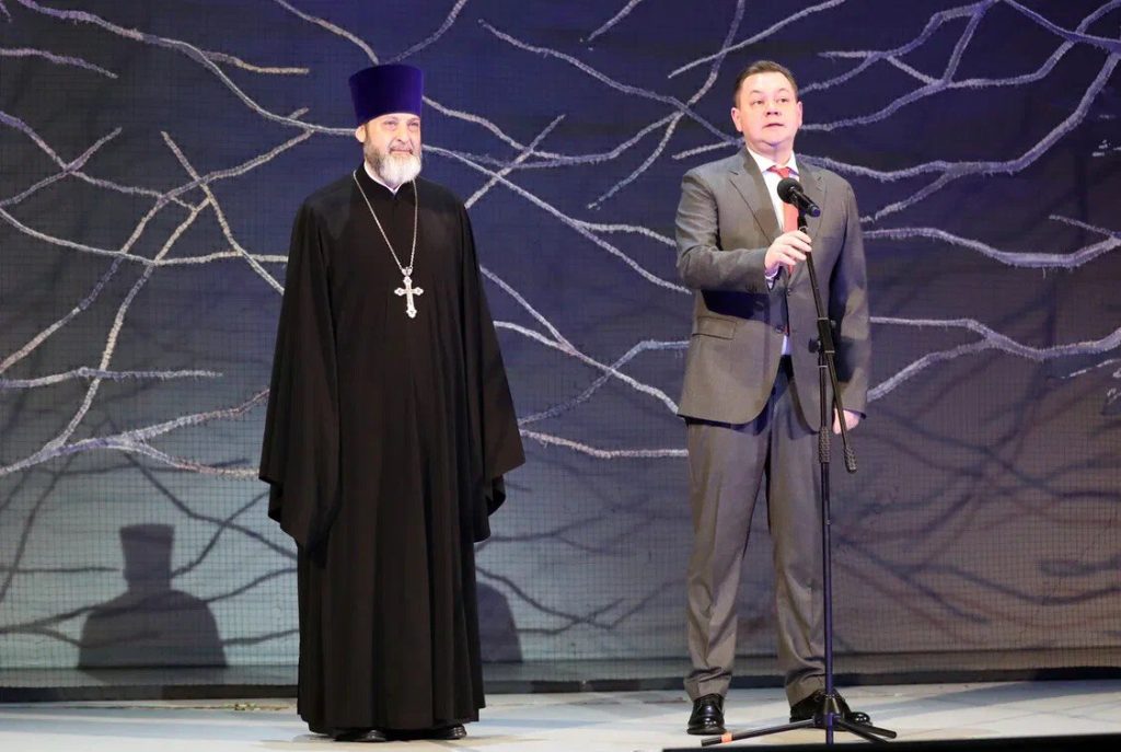 Руководитель Епархиального отдела по взаимоотношениям Церкви с обществом и СМИ принял участие в Губернаторской рождественской елке