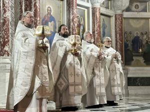 В день Собора Пресвятой Богородицы в Патриаршем Вознесенском Соборе Новочеркасска совершено соборное богослужение