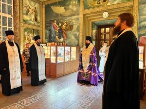 В канун праздника Рождества Христова викарий Ростовской епархии совершил всенощное бдение в храме Преполовения Пятидесятницы при Донской духовной семинарии