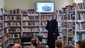 Клирик храма Всех Святых, в земле Российской просиявших, провел встречу со школьниками в библиотеке им. К. И. Чуковского
