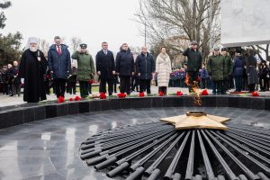 Глава Донской митрополии принял участие в церемонии возложения венков к мемориальному комплексу «Павшим воинам»