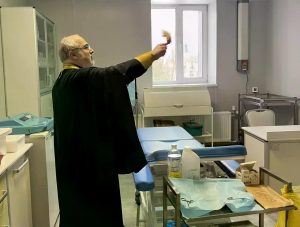 Клирик храма вмч. и цел. Пантелеимона при НМИЦ онкологии освятил отделение Ростовского онкоцентра
