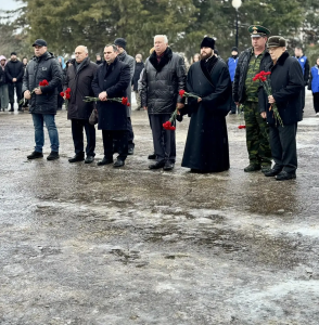 Благочинный Азовского округа принял участие в торжественном митинге, посвященном 83-й годовщине освобождения Азова от немецко-фашистских захватчиков