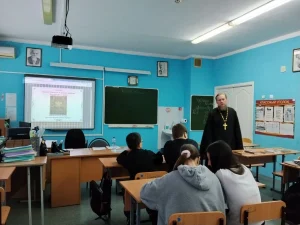 Старший дежурный помощник проректора по воспитательной работе побеседовал о подвиге новомучеников и исповедников Российских с учащимися школы №77