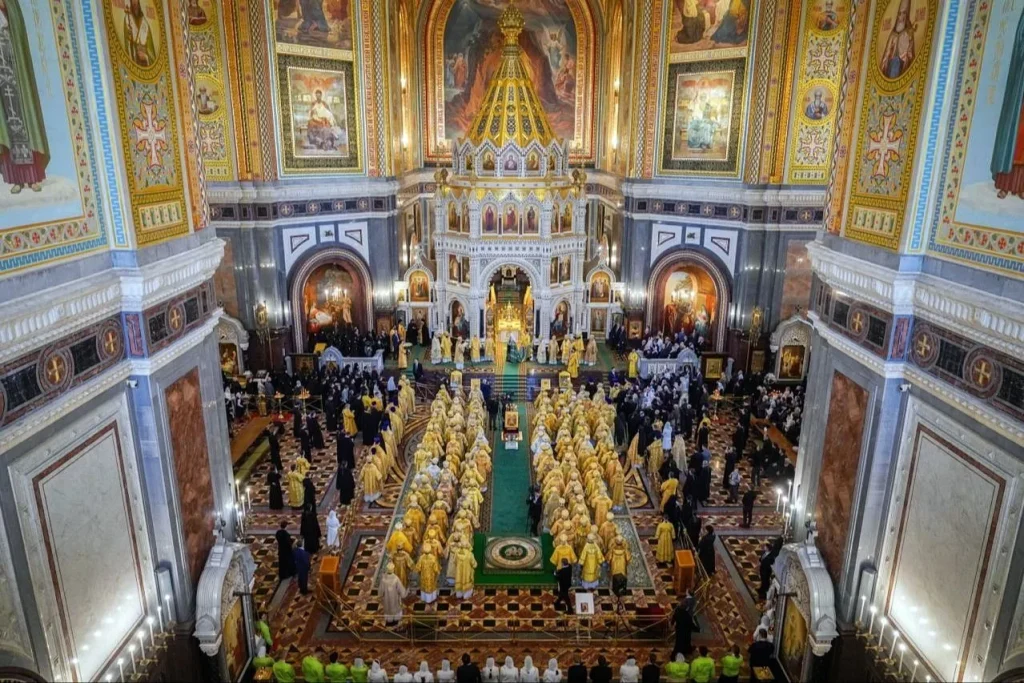 Глава Донской митрополии сослужил Святейшему Патриарху Кириллу за Божественной литургией в семнадцатую годовщину интронизации Его Святейшества в Храме Христа Спасителя