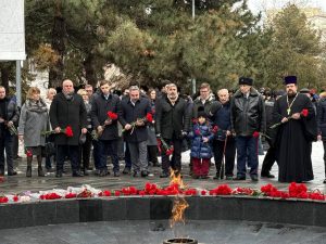 Благочинный Александровского округа принял участие в церемонии возложения венков и цветов к мемориальному комплексу «Павшим воинам»