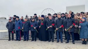 Благочинный Александровского округа принял участие в церемонии возложения цветов, приуроченной ко Дню защитника Отечества