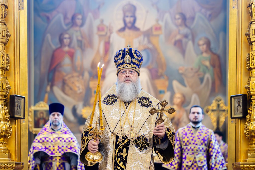 В Неделю Крестопоклонную митрополит Меркурий совершил Божественную литургию в Ростовском кафедральном соборе