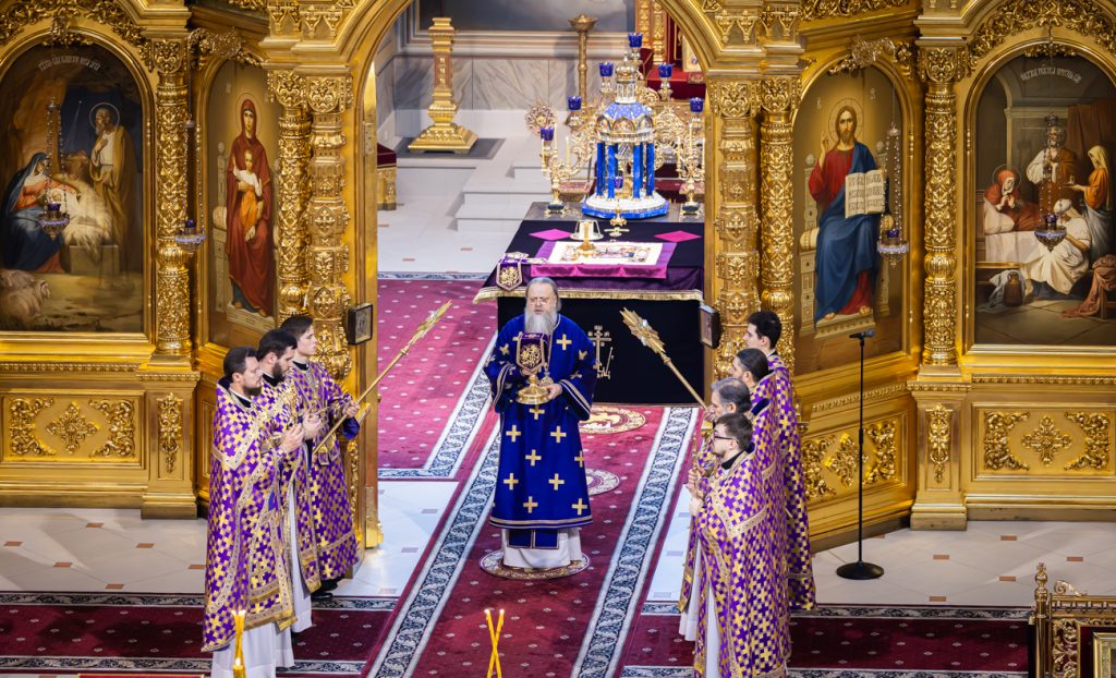 В Неделю 5-ю Великого поста митрополит Ростовский и Новочеркасский Меркурий совершил Божественную литургию в Ростовском кафедральном соборе