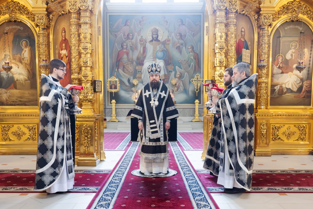В четверг пятой седмицы Великого поста викарий Ростовской епархии совершил Литургию Преждеосвященных Даров в Ростовском кафедральном соборе