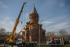 Строящийся храм раноапостольной Нины, просветительницы Грузии, г.  Ростова-на-Дону увенчан куполом и крестом