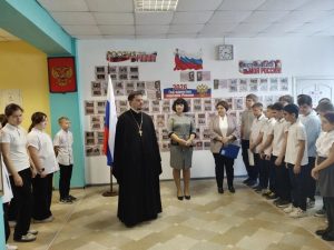 Настоятель Покровского храма принял участие в церемонии поднятия Государственного флага в Анастасиевской СОШ