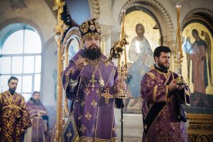 В Неделю 3-ю Великого поста, Крестопоклонную, епископ Таганрогский Артемий совершил Божественную литургию в храме Преполовения Пятидесятницы при Донской духовной семинарии города Ростова-на-Дону