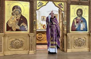 В храме Всех Святых, в земле Российской просиявших, была совершена Литургия с сурдопереводом