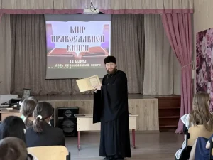 Настоятель храма в честь великомученицы Варвары посетил учебные заведения станицы Грушевской