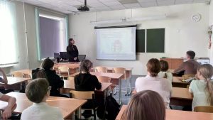 Волонтер храма святых Царственных Страстотерпцев провел урок о православной книге для школьников п.  Красный Сад