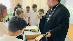 Настоятель храма Нерукотворного Образа Господа Иисуса Христа х. Большой Лог провел встречи со школьниками ко Дню православной книги