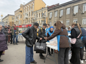 Прихожане храма святителя Спиридона Тримифунтского п. Дивный приняли участие в раздаче помощи нуждающимся в г. Ростове-на-Дону